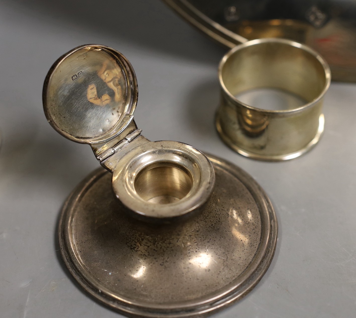 A modern silver armada dish by Carr's of Sheffield, 25.5cm, a similar set of four napkin rings and a silver mounted inkwell